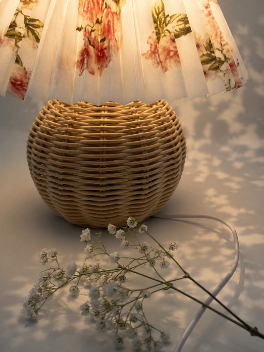 Lámpara de rattan con flores