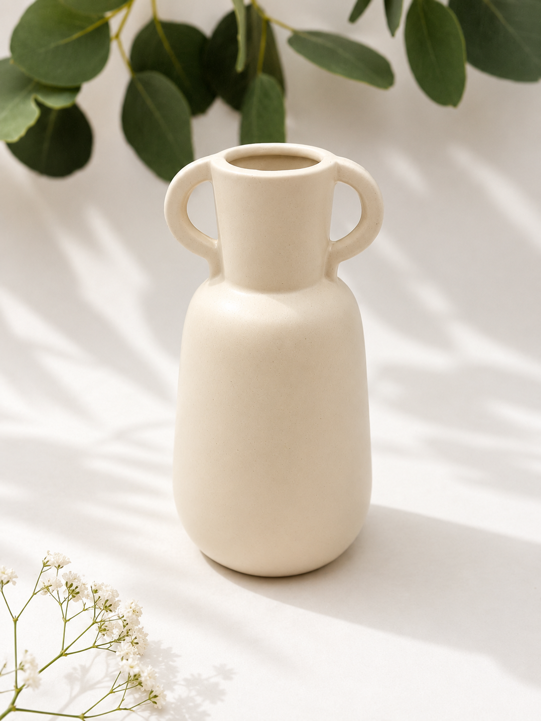 Jarrón de cerámica beige asa grande