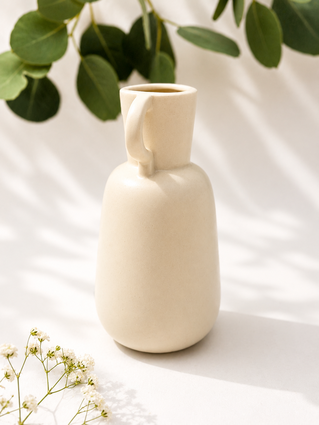 Jarrón de cerámica beige asa grande