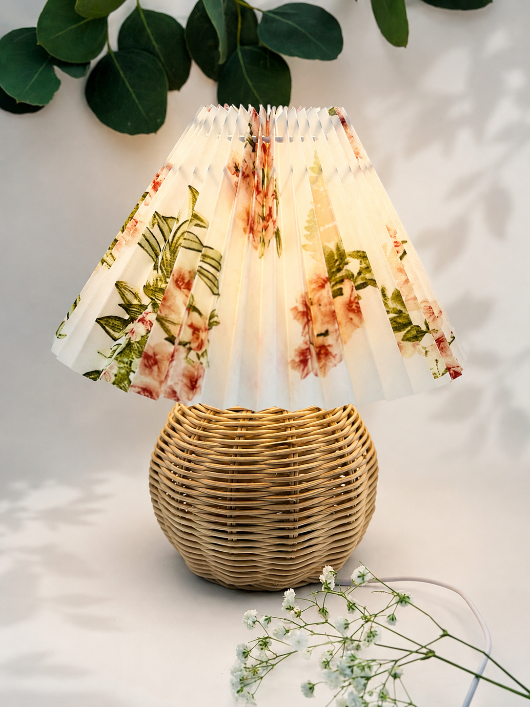 Lámpara de rattan con flores